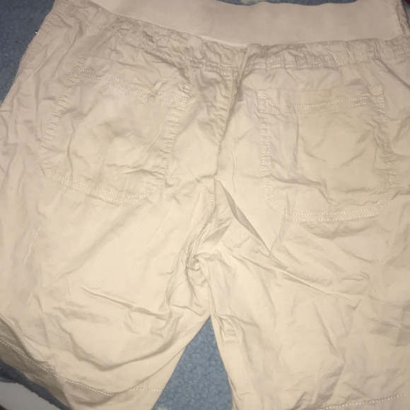 Size S in kids , Cargo Shorts & the color is Beige - Picture 2 of 3